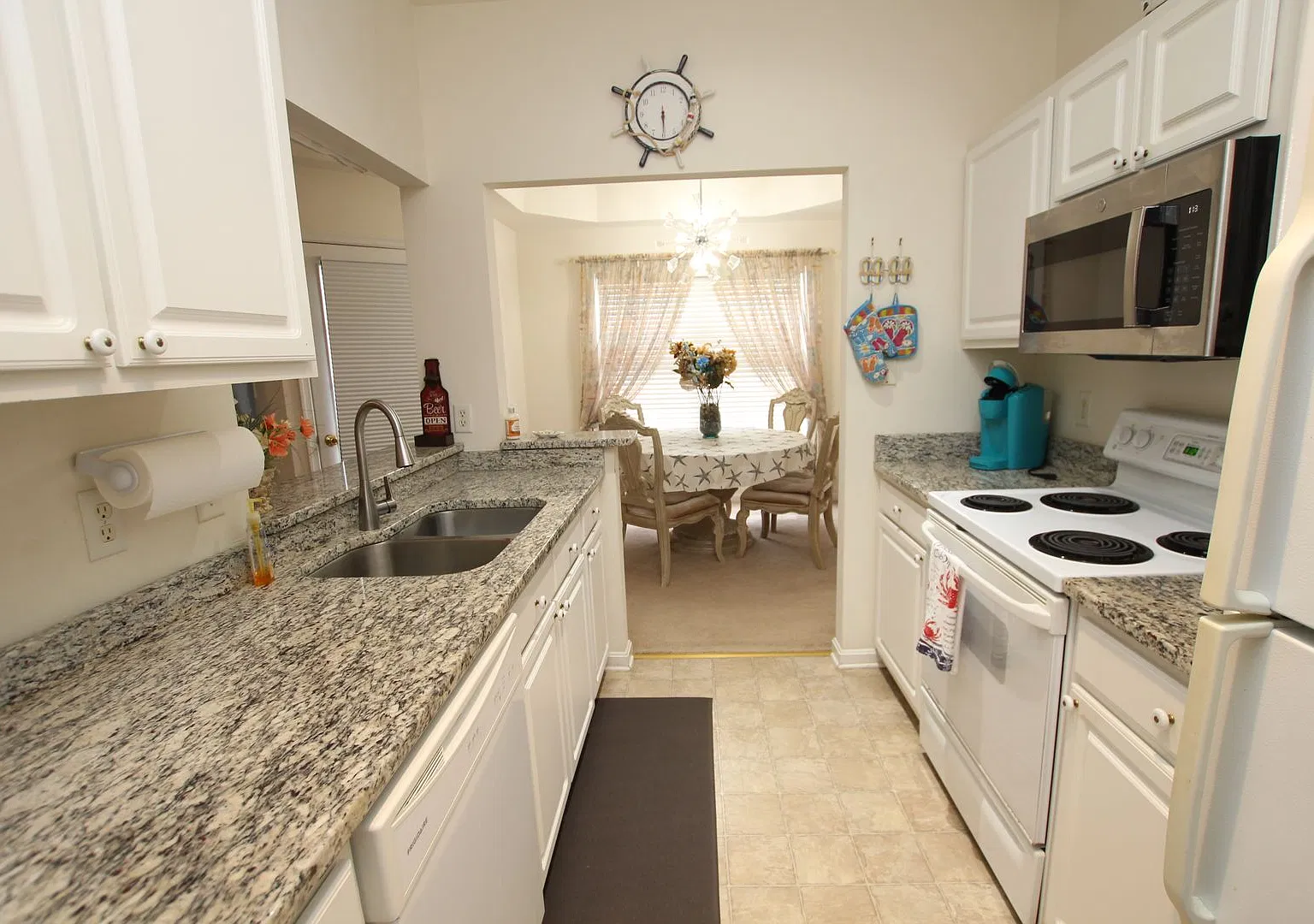 Fully furnished apartment located on RT 1, community pool and close to area beaches! — Photo 4