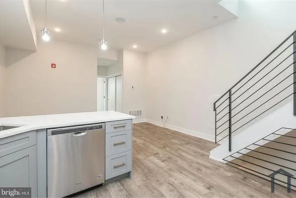 3 bed, 1100 sqft, $2,000 — Photo 4