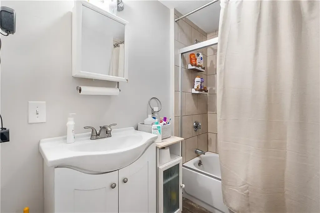 2 bed, 850 sqft, $1,950 — Photo 1
