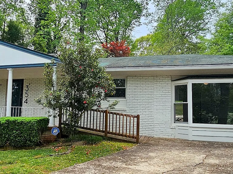 354 Windsor Dr SW — Photo 1