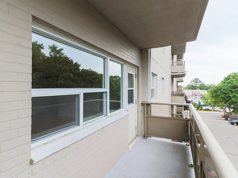 345 Lakeshore Rd W — Photo 24