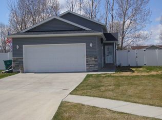 515 5th St E, Horace, ND 58047