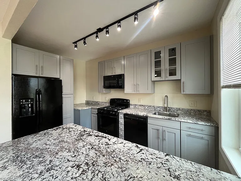 837 Highview St #2 — Photo 1
