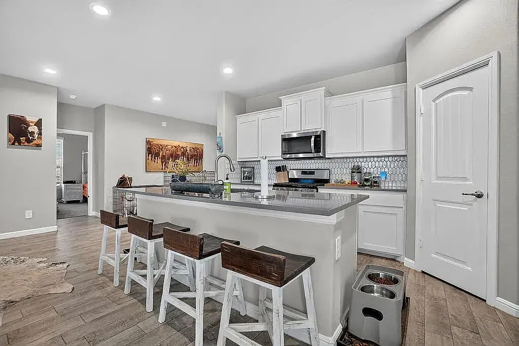 Near brand new 4 bd/2 bth home two homes from pool in quiet neighborhood! Turf backyard with plan... — Photo 3