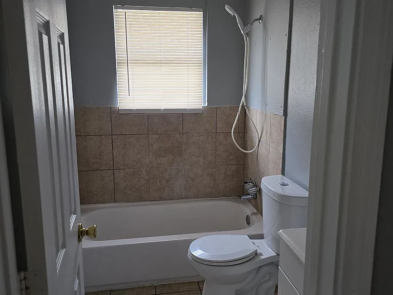 3833 Roseland Ave — Photo 8