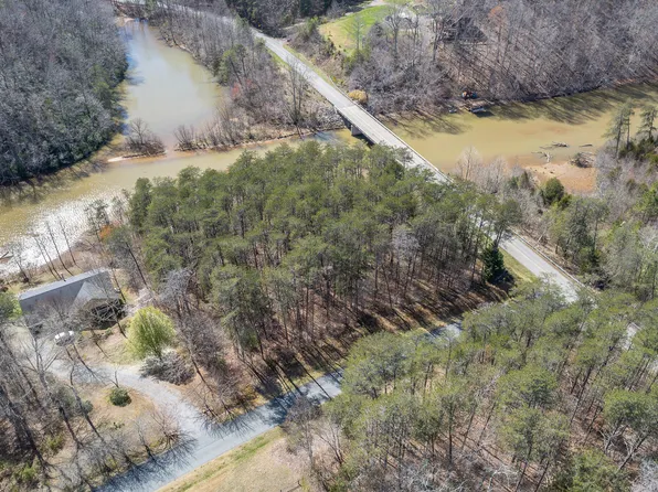 1 Inlet Dr, Wirtz, VA 24184