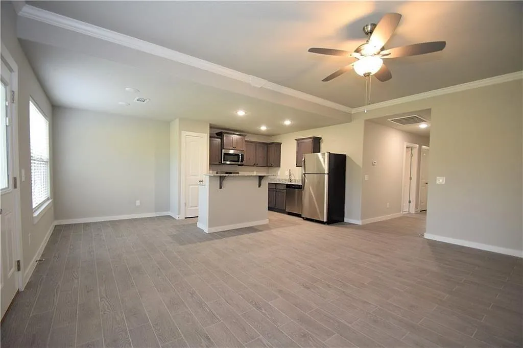 3 bed, 1300 sqft, $1,550 — Photo 2
