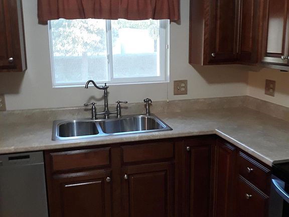 4th image of 5416 E Des Moines St