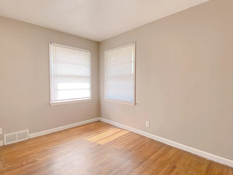 4815 Ames Ave — Photo 10
