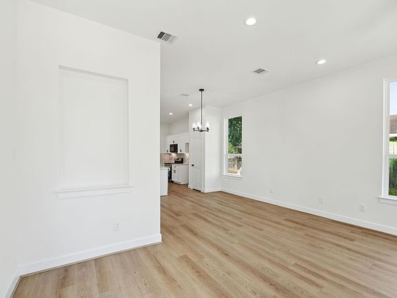3rd image of 418 Delaware St