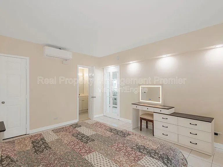 1041 Hillsboro Mile #2 — Photo 21