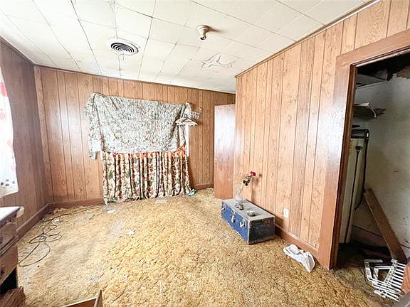 3rd image of 709 N Main St