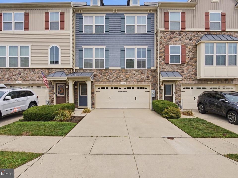 1st image of 544 Fox River Hills Way