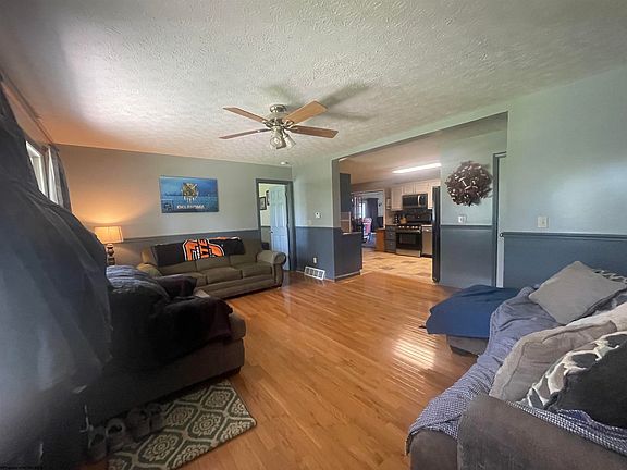 4th image of 290 Darylene Dr