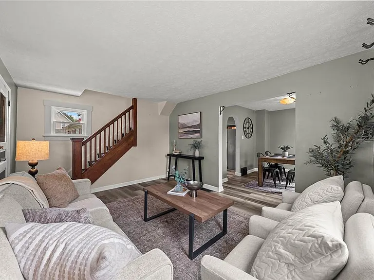 624 Broadway St E — Photo 5