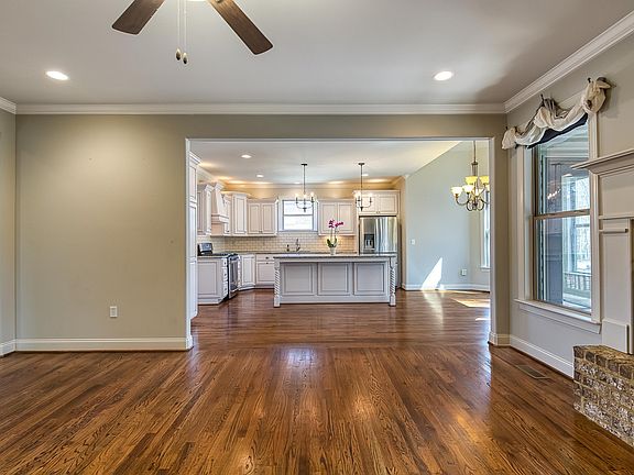 3rd image of 173 Grey Oaks Ct