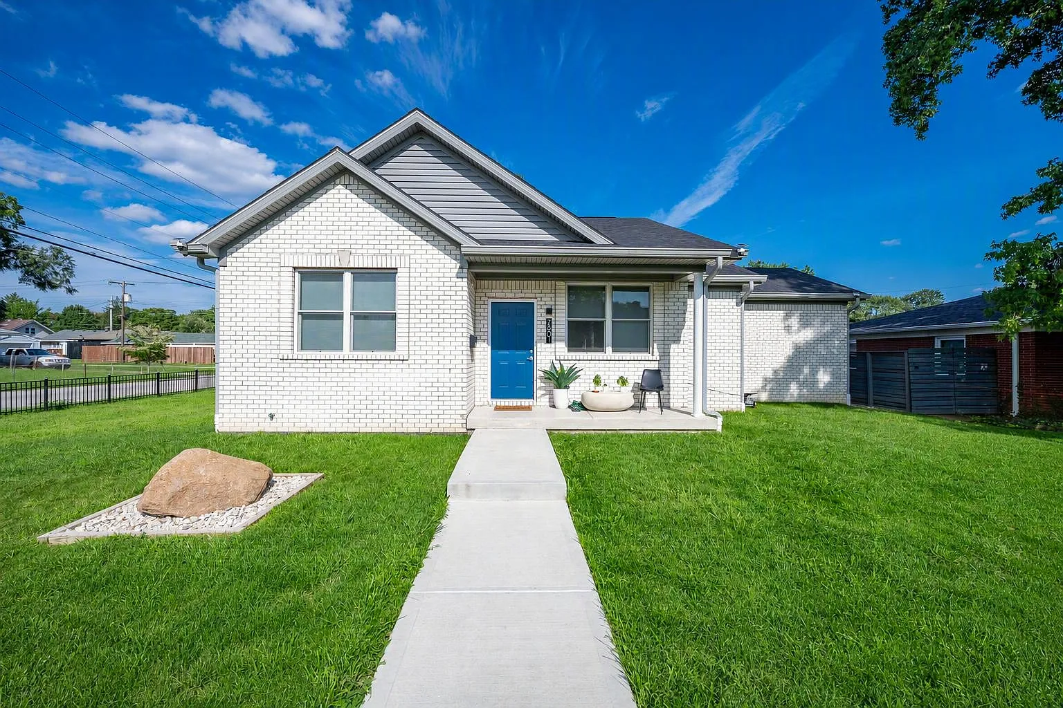 3 bed, 1400 sqft, $1,900 — Photo 1