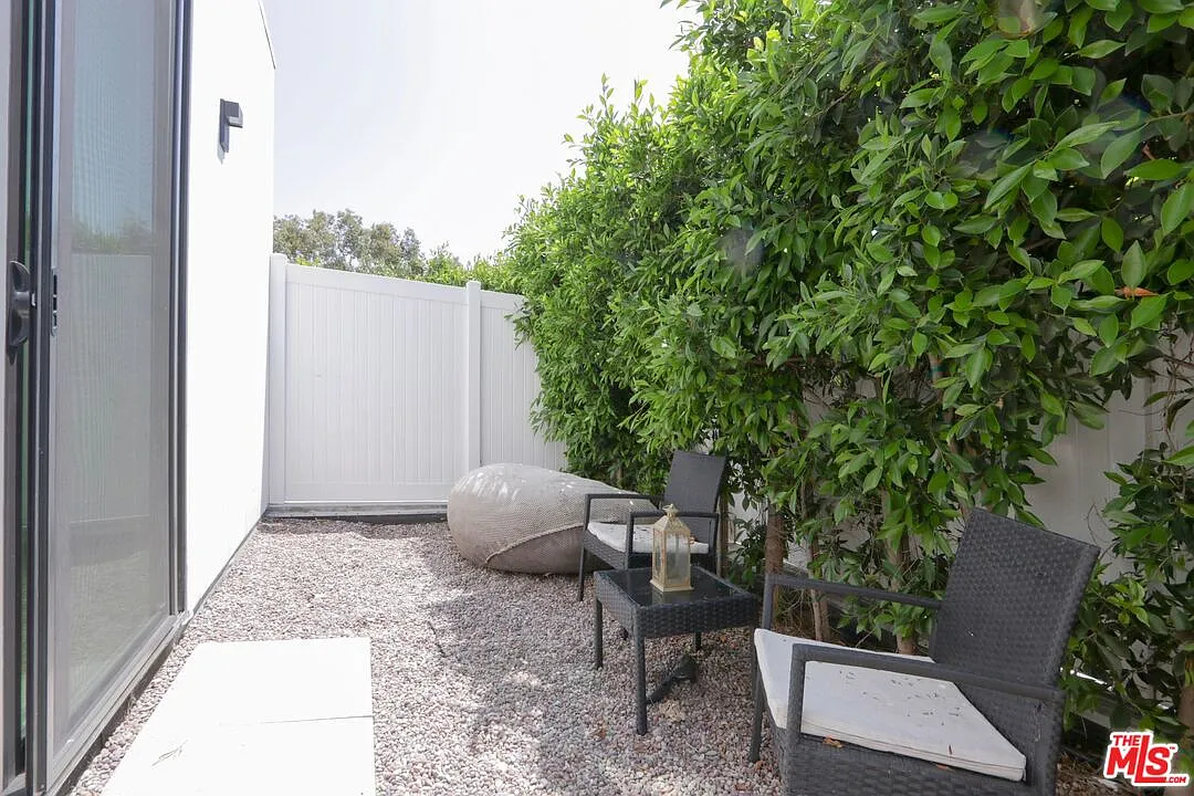 3 bed, 3.0 bath, 1260 sqft, $3,395 — Photo 2