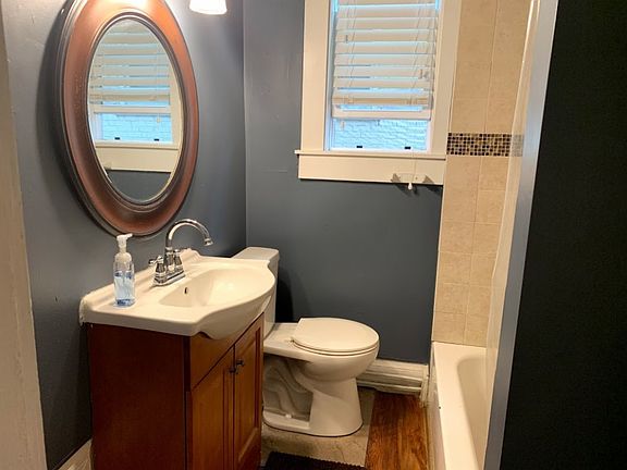 2nd image of 206 Oak St #1