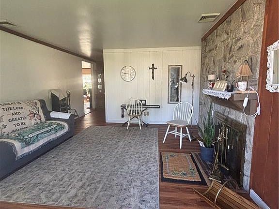 4th image of 492 Booth Ct