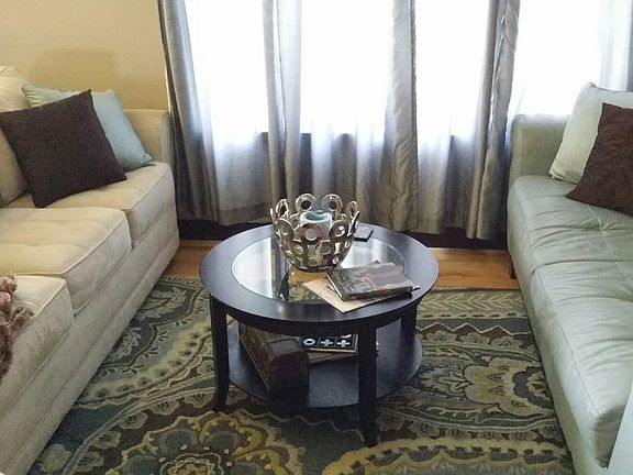 sitting area off kitchen