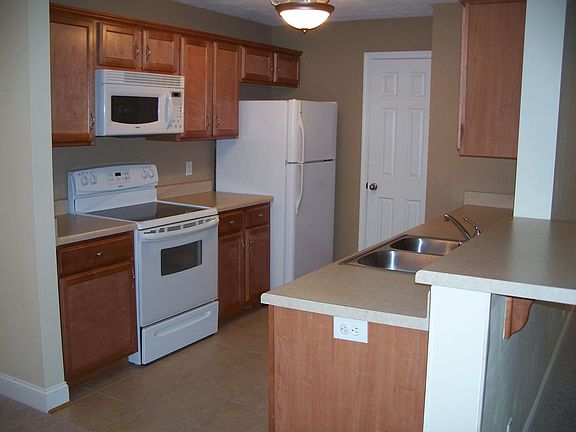 2nd image of 623 Wyndhurst Dr Unit 103