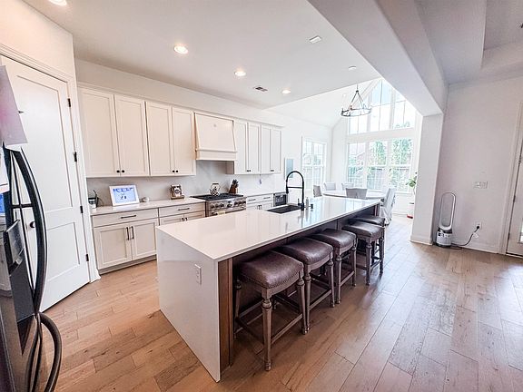 5th image of 621 Covington Walk Ln S