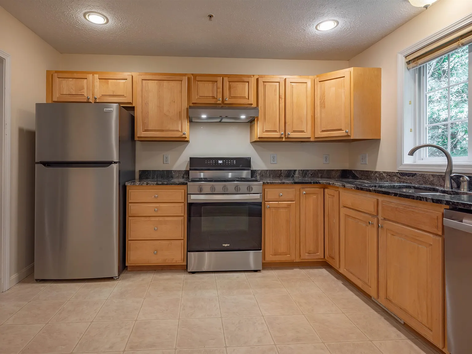 3 bed, 2.5 bath, 2418 sqft, $3,600 — Photo 3