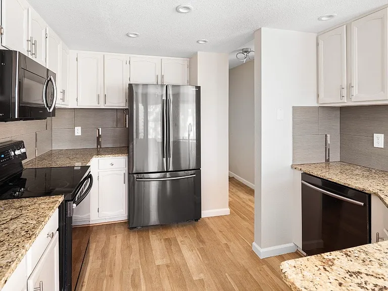 2060 E Phillips Ln — Photo 30