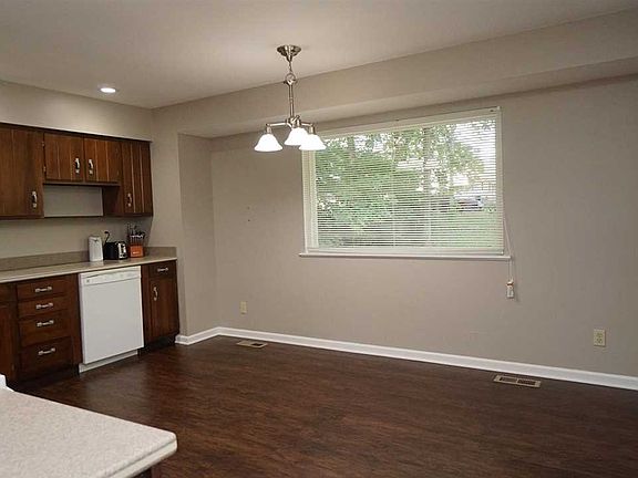 4th image of 4922 Jamestown Dr