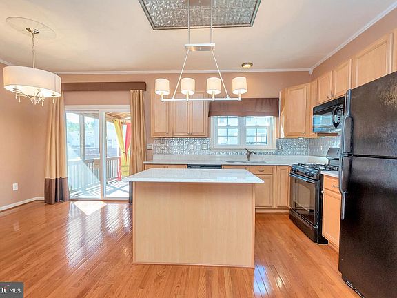 3rd image of 105 Clearwater Ct