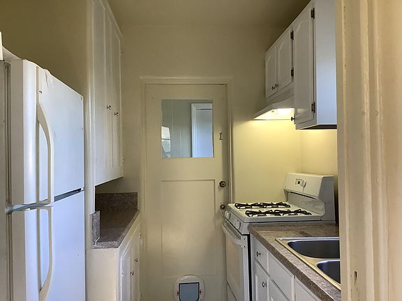 4th image of 1923 Barry Ave