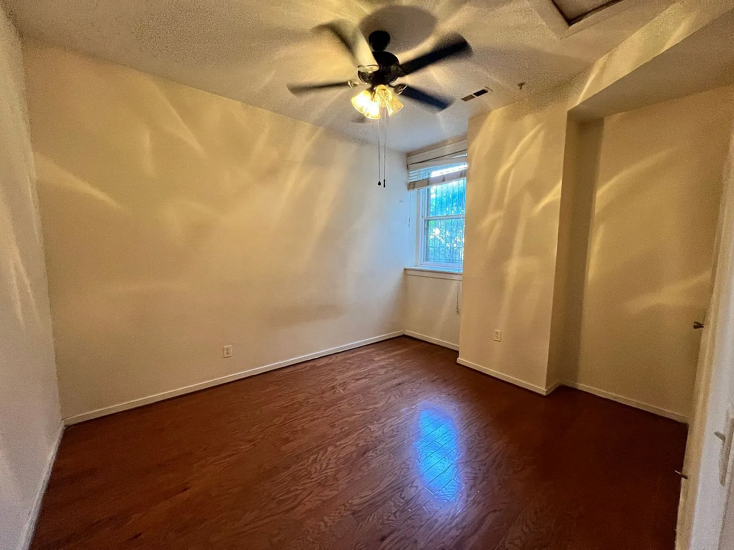 2 bed, 2.0 bath, 810 sqft, $1,300 — Photo 4