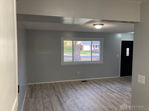 3rd image of 990 Stonyridge Ave