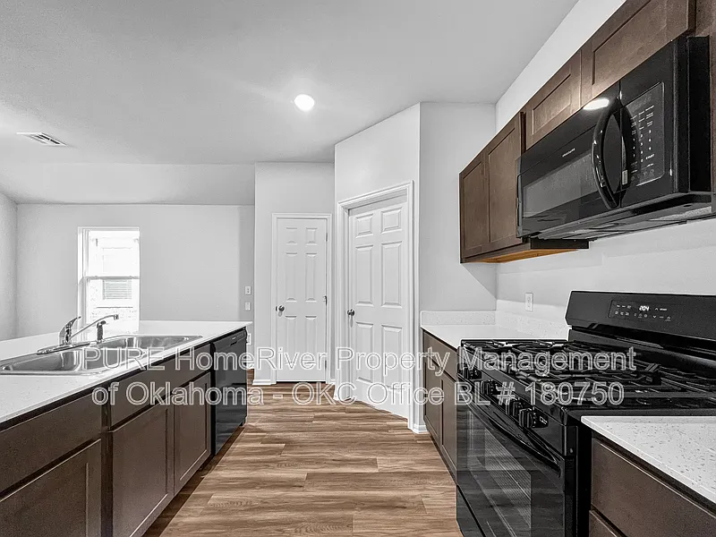 3 bed, 2.0 bath, 1342 sqft, $1,425 — Photo 4