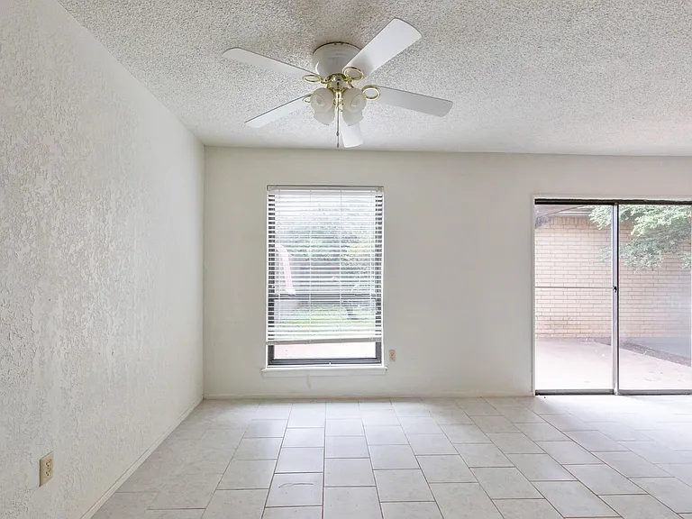 4925 Greenslope Dr — Photo 8
