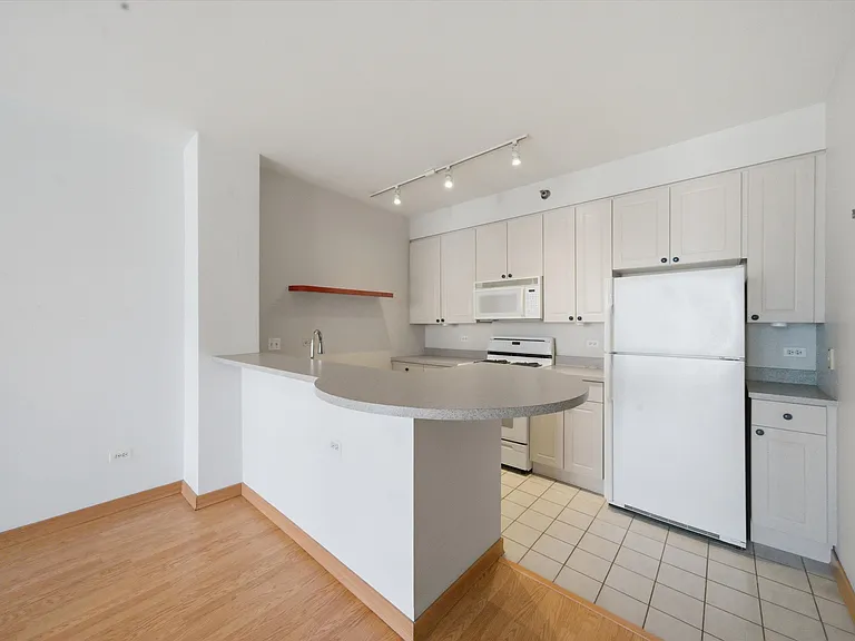 330 N Jefferson St #1606 — Photo 5