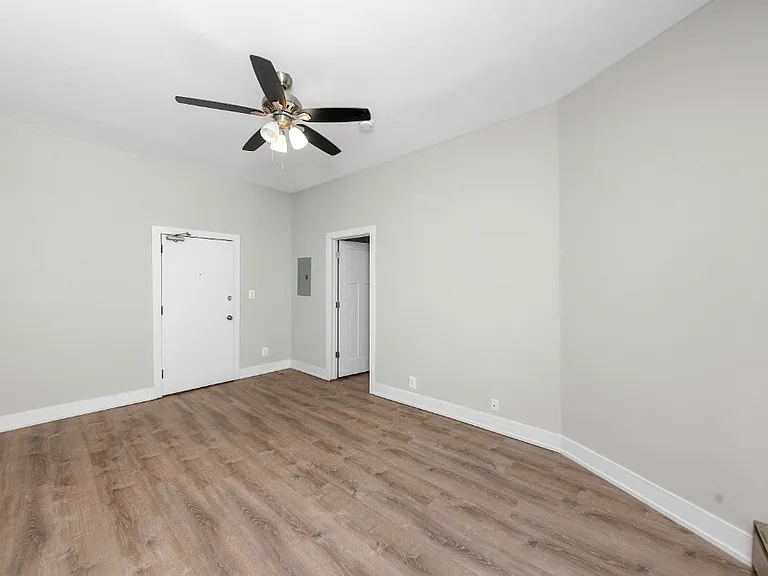 635 W Barry #105 — Photo 4