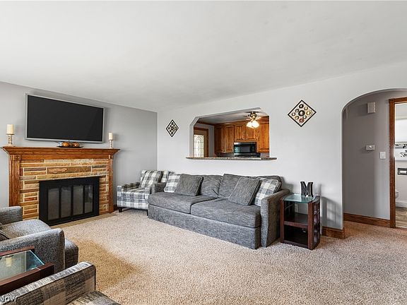 4th image of 1221 Monter Ave