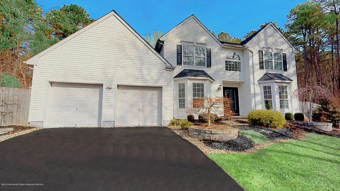 558 Buttonwood Dr photo 1