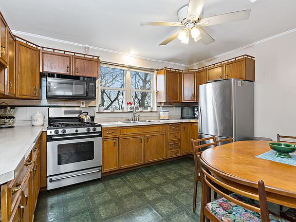 4th image of 35 Serena Ln