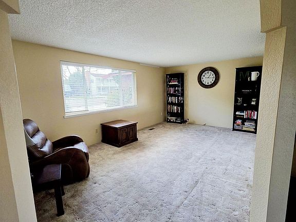 4th image of 1012 W Camelot Dr