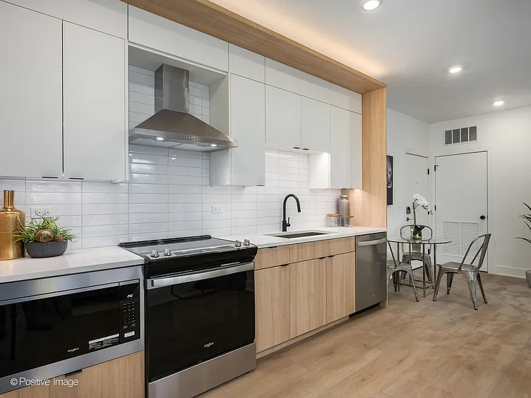 4713 N Clark St #401 — Photo 6