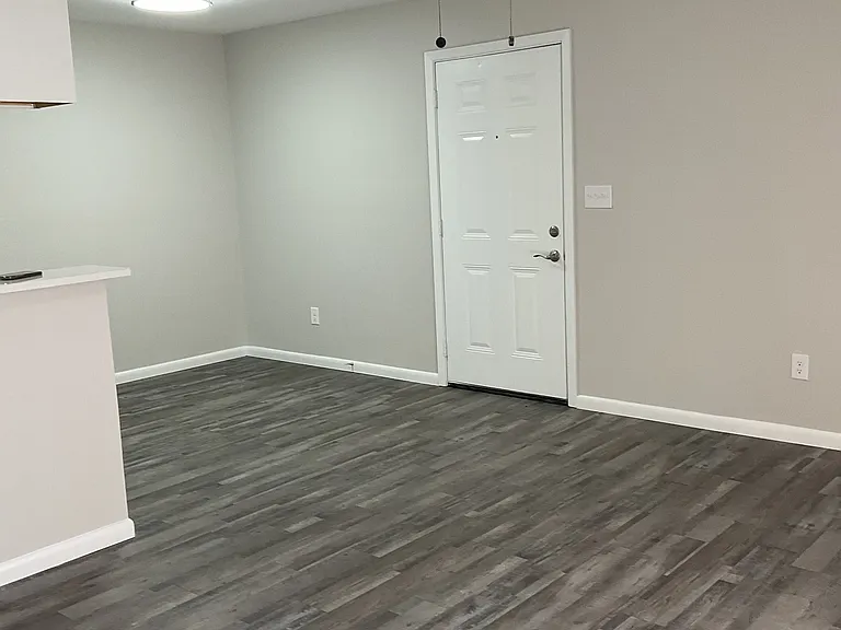 Lake Breeze Apartments — Photo 17