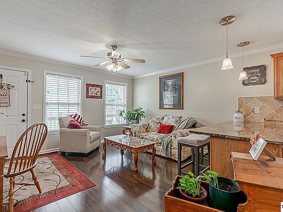 5th image of 315 Cottrell Ln