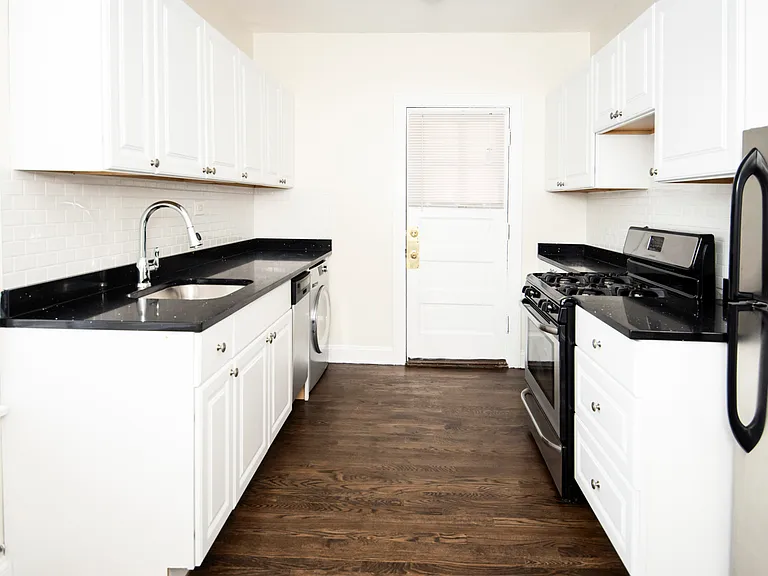 3819.5 N Greenview Ave #3W — Photo 5