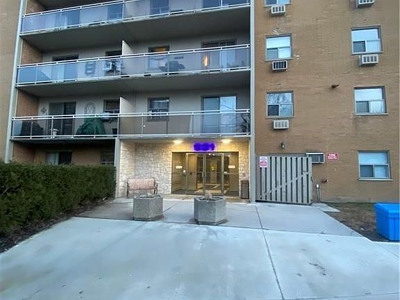 2nd image of 931 Wonderland Rd S #709