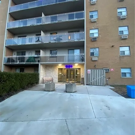 931 Wonderland Rd S #709 — Photo 2
