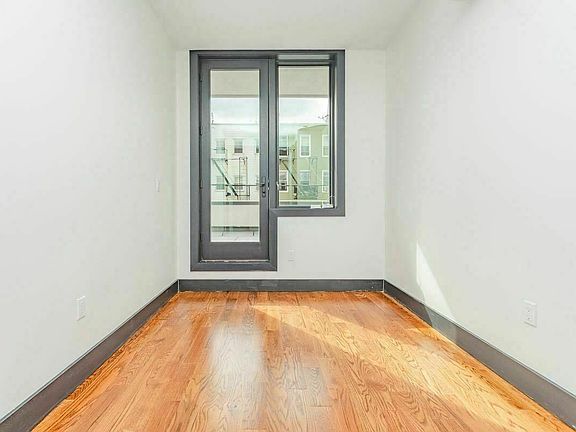 4th image of 872 Willoughby Ave #1B