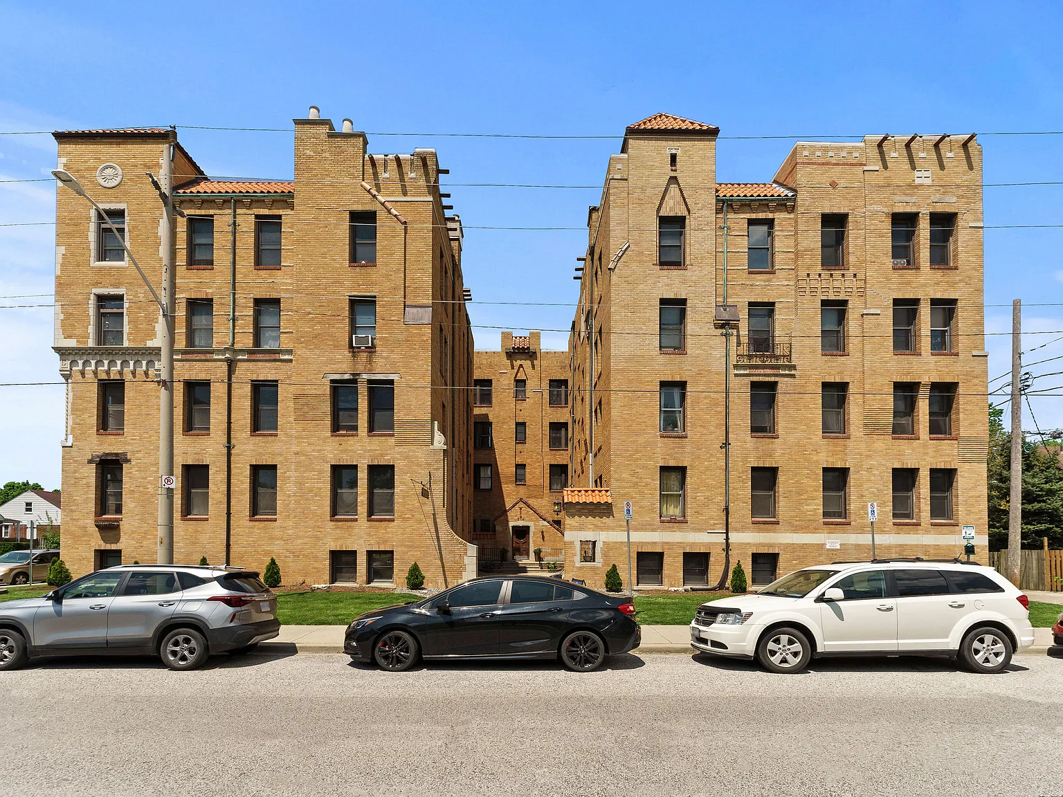 Granada Apartments — Photo 3